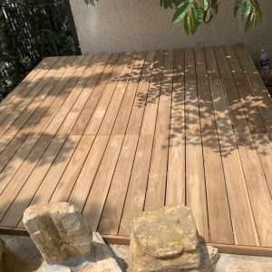 Sàn gỗ tự nhiên ngoài trời có bền không? Trải nghiệm thực tế