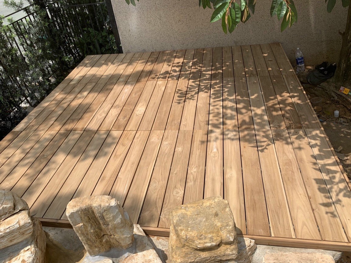 Sàn gỗ tự nhiên ngoài trời có bền không? Trải nghiệm thực tế