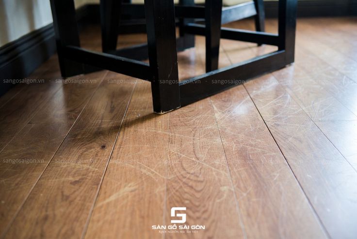 Sàn gỗ tự nhiên có dễ trầy xước không so với sàn khác?